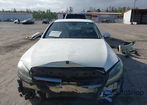 2016 Mercedes-Benz C 300 z USA, uszkodzony, nr VIN 55SWF4JB0GU119144